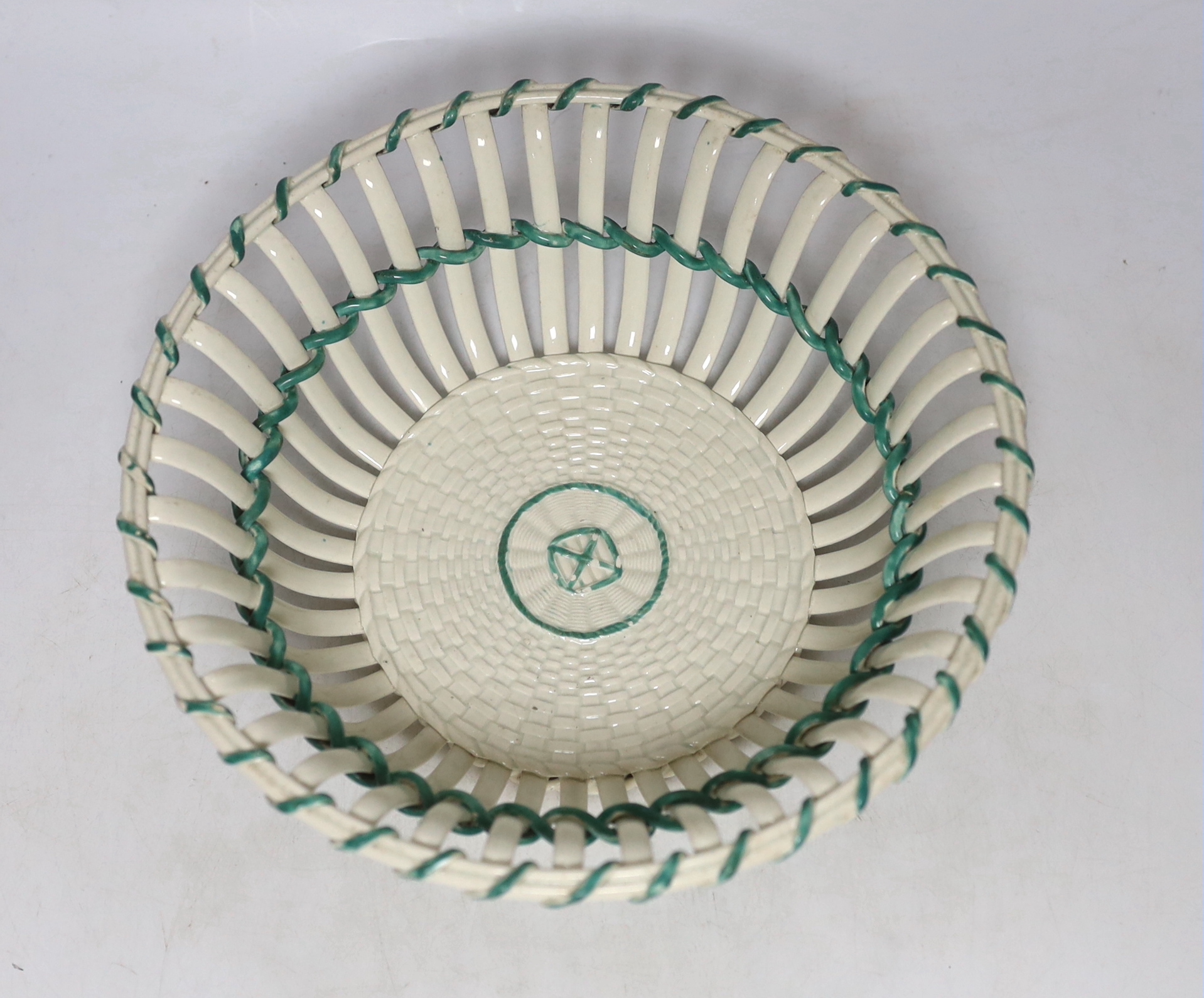 An Wedgwood creamware basket, c.1810, diameter 22cm